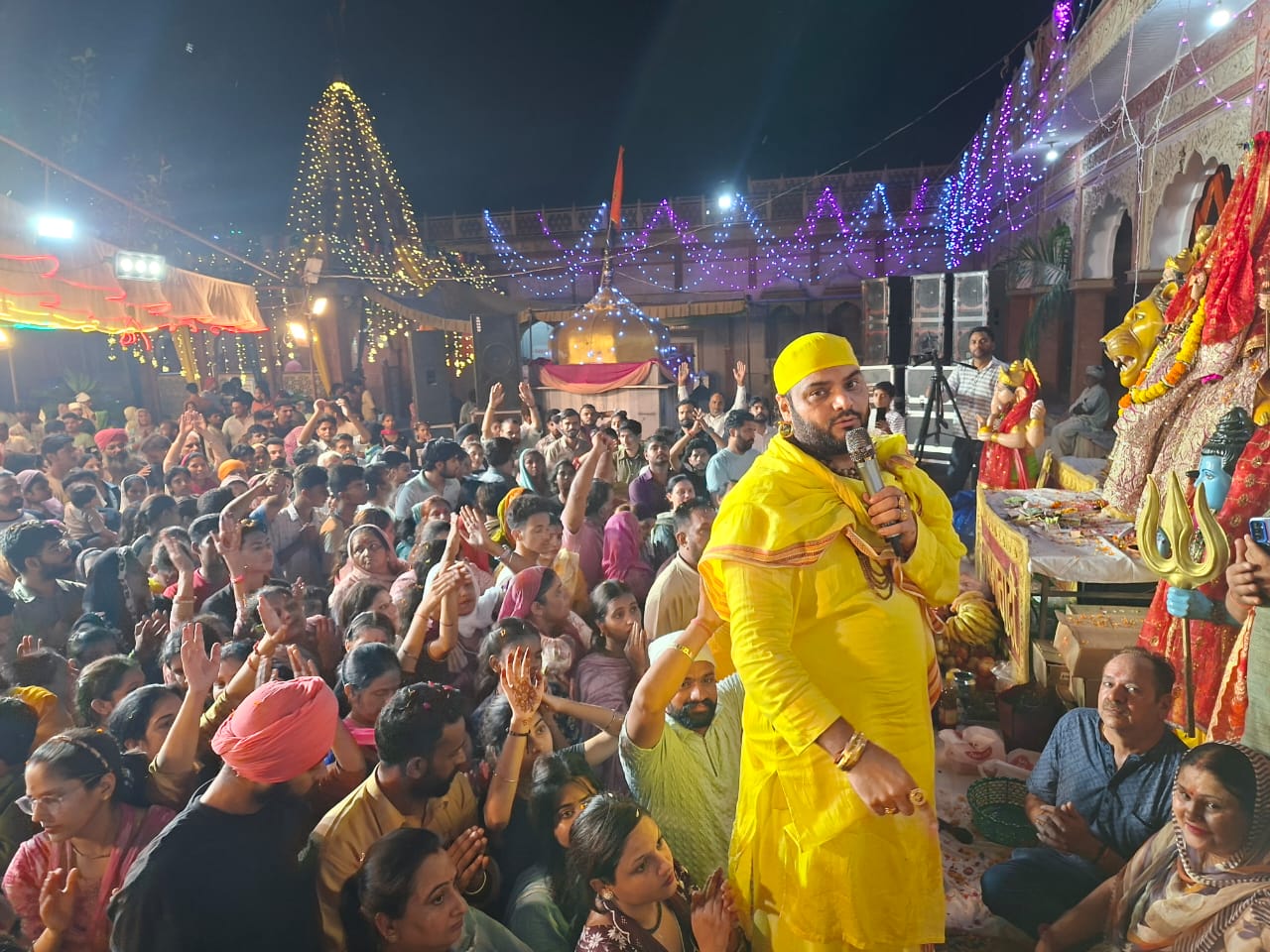 "Mata Kali Tera Darbar Sajiya vich Patiala De" All the devotees started dancing on the bhajan - Satguru Maharaj.